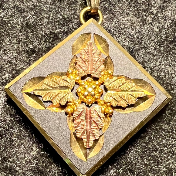 Black Hills Gold Pendant - Picture 1 of 6